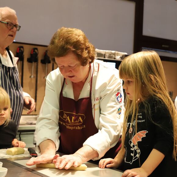 Pečení mini vánoček se Starou gardou AKC ČR