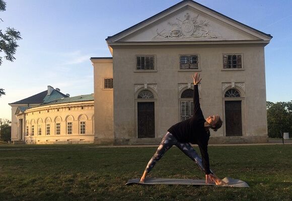 Cvičení jógy na Kačině