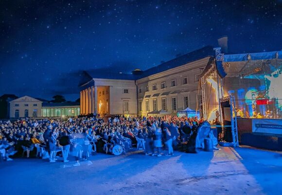 Kultura pod hvězdami. Prodaná nevěsta, hity Karla Gotta i Queen!