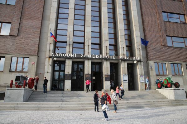 Traktorový a rybářský trenažér mimo provoz