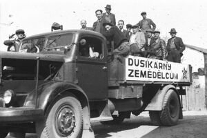 Brigádnici z dusíkáren v Mariánských Horách, rok 1948. Archiv Dušana Pály