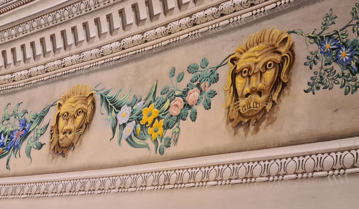 Za oponu zámeckého divadla