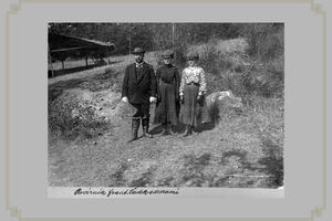 Revírník František Čadek s dcerami