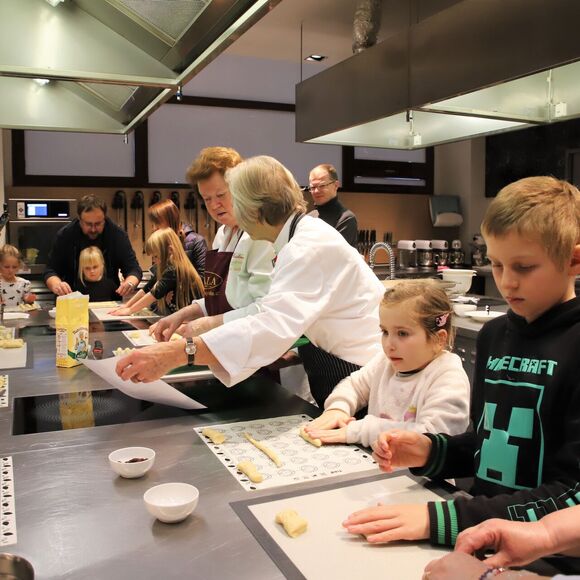 Pečení mini vánoček se Starou gardou AKC ČR