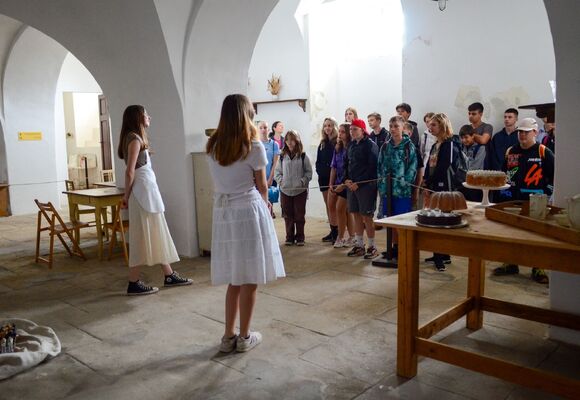 Řetězové provázení zámkem