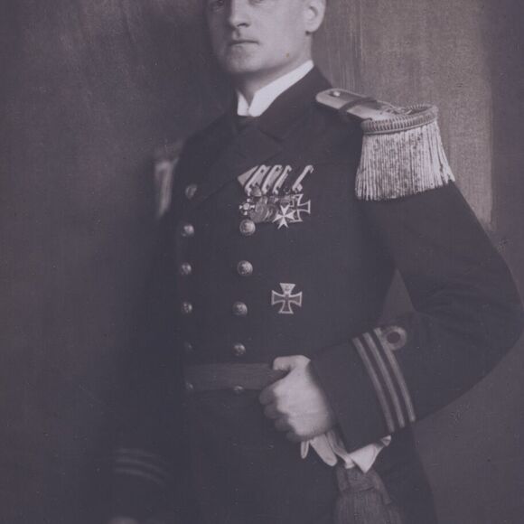 Hrabě Emerich Thun-Hohenstein (1876–1957) jako důstojník c. a k. válečného námořnictva v roce 1918