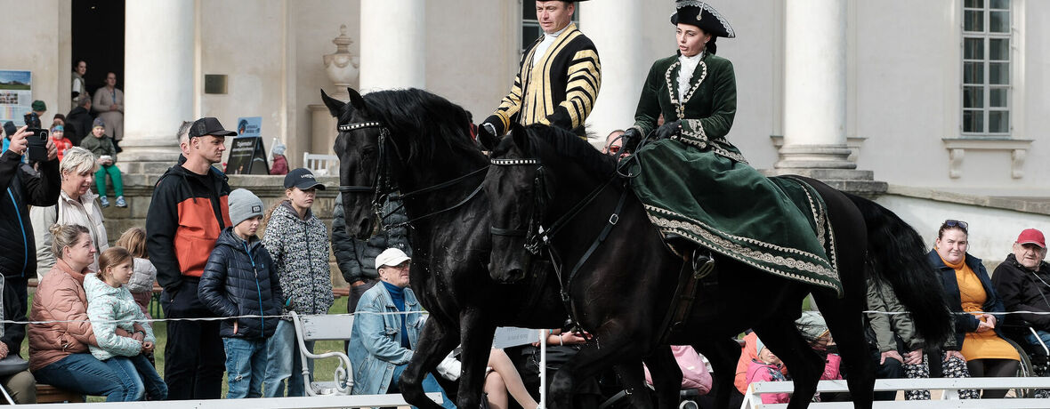 Jezdecké umění na Kačině! Národní zemědělské muzeum Kačina zve na jezdecké slavnosti a Hubertovu jízdu. TISKOVÁ ZPRÁVA