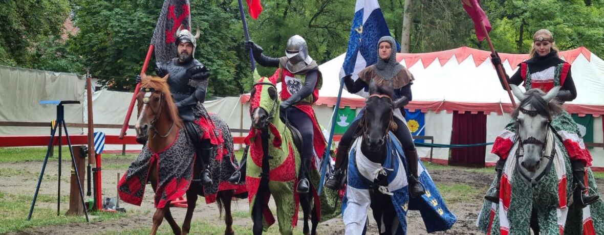 Divadlo Traken / Středověký turnaj na koních