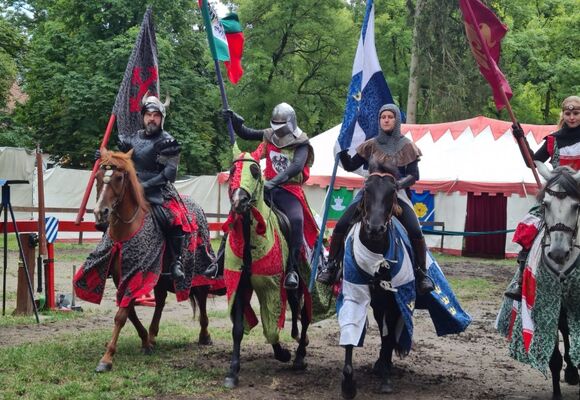 Divadlo Traken / Středověký turnaj na koních