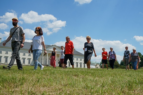 Druhý červnový víkend nabídne na Kačině divadelní festival Makačíno a Víkend otevřených zahrad